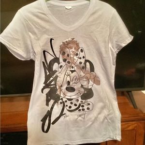 MICKEY MOUSE TEE SHIRT SIGNED BY ARTIST. SIZE SMALL.